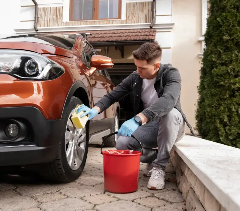 Lavage auto à domicile Matha : professionnel intervenant sur un véhicule